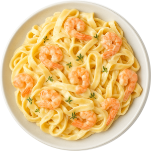 Pasta con salsa blanca y camarónes salteados