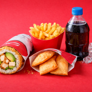 Combo Crunch Roll · Handroll + empanaditas + bebida